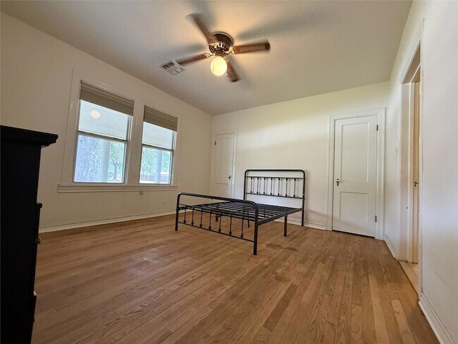 Building Photo - 231 E Live Oak St
