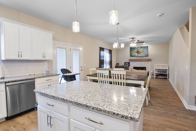 Building Photo - Pet Friendly Four Bedroom!