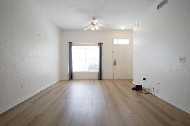Building Photo - 4562 Yellowgold Rd E