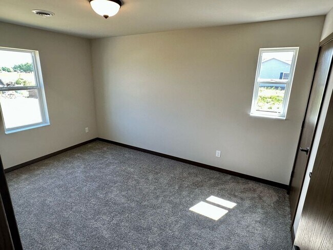 Building Photo - 719 W Spangler St