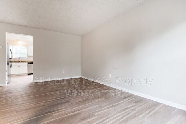 Building Photo - 17 Heather Ln