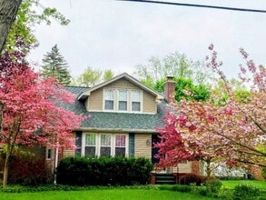 Building Photo - Five Bedroom Home in Millwood Neighborhood