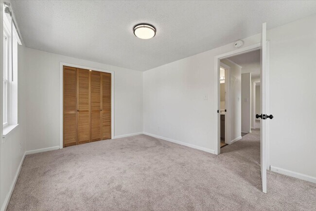 Building Photo - Pet Friendly Three Bedroom!