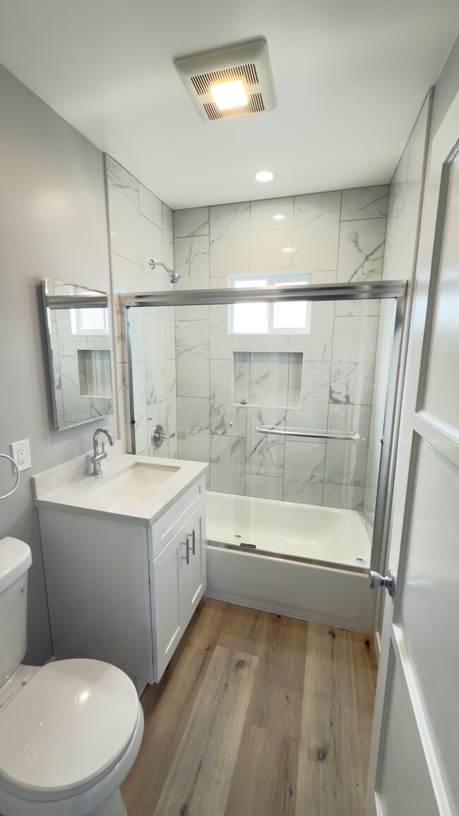 Bathroom - 9112 S Manhattan Pl