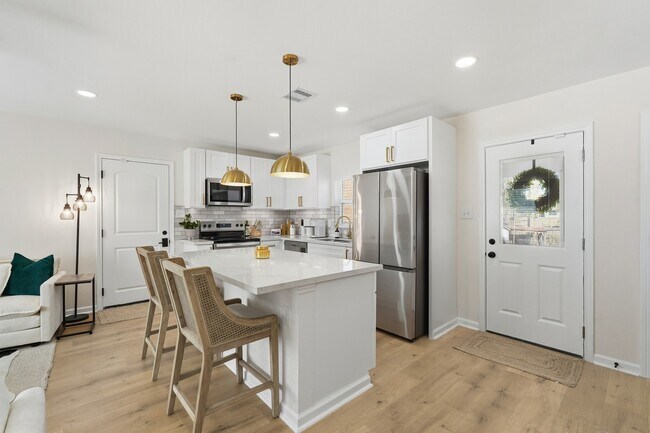 Building Photo - 712 E Kuehn St