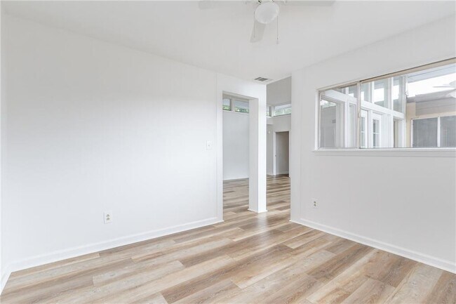Building Photo - 346 Carpenter Dr NE