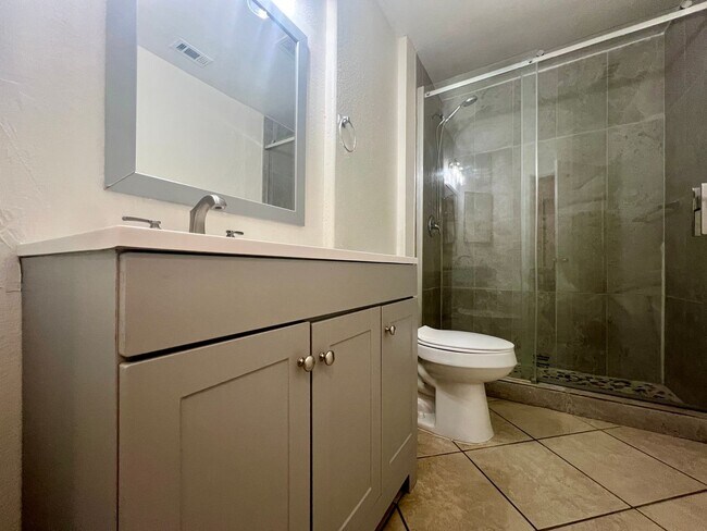 Building Photo - Spacious 3-bedroom, 2-bath condo with acce...