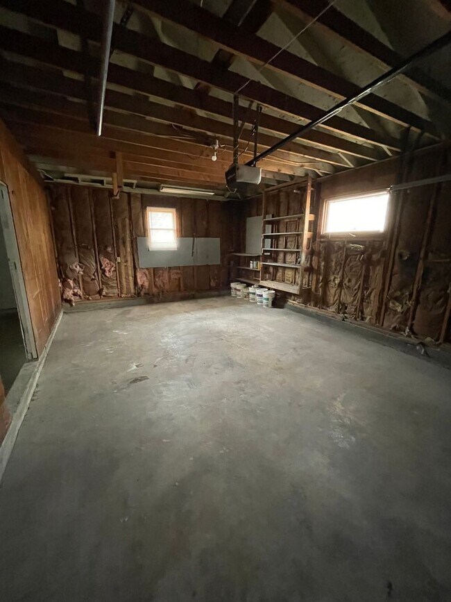 Building Photo - HUGE BACKYARD!!