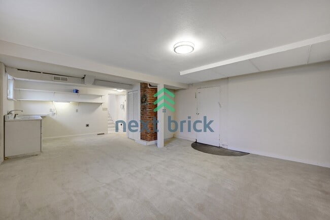 Building Photo - A classic vintage house ready to rent