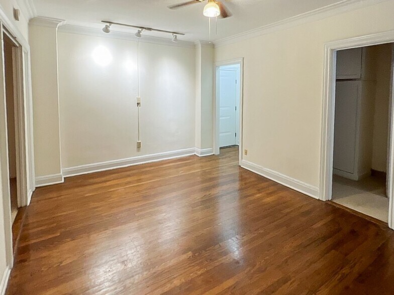 Primary Photo - 531 W Briar Pl