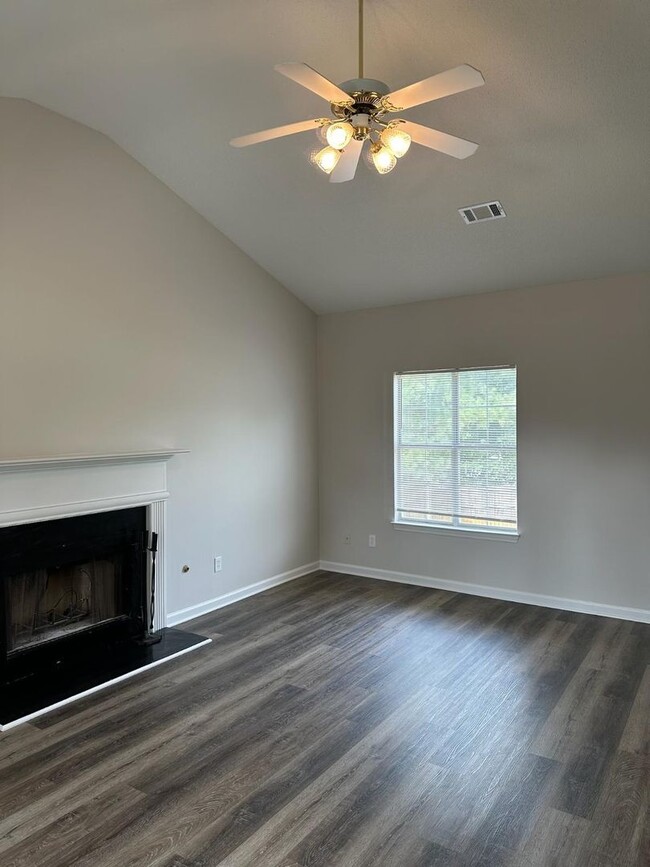 Building Photo - 7082 Oakwood Cir
