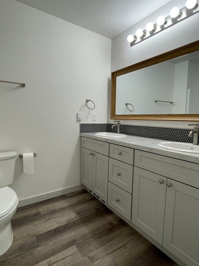 Building Photo - Beautiful3 bed 2,5 bath townhouse in Garden City