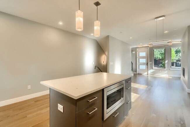 Building Photo - 3 bedroom Townhome + 2 Large Flex Spaces &...