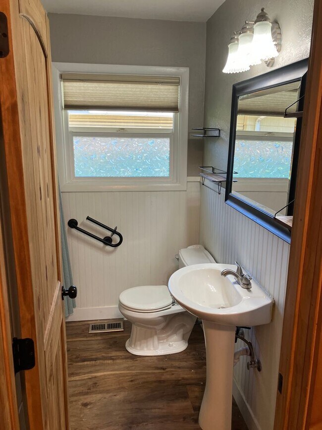 Building Photo - Cozy Three Bedroom Home in South Salem