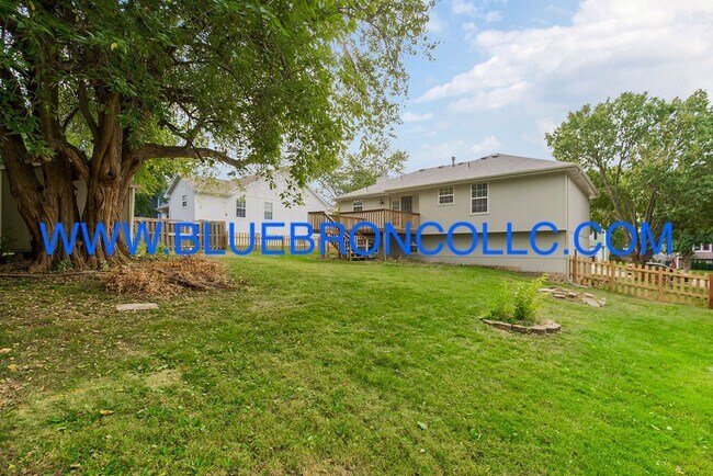 Building Photo - Check out this spacious home with thoughtf...