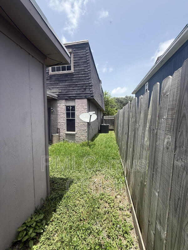 Building Photo - 5001 Meandering Ln