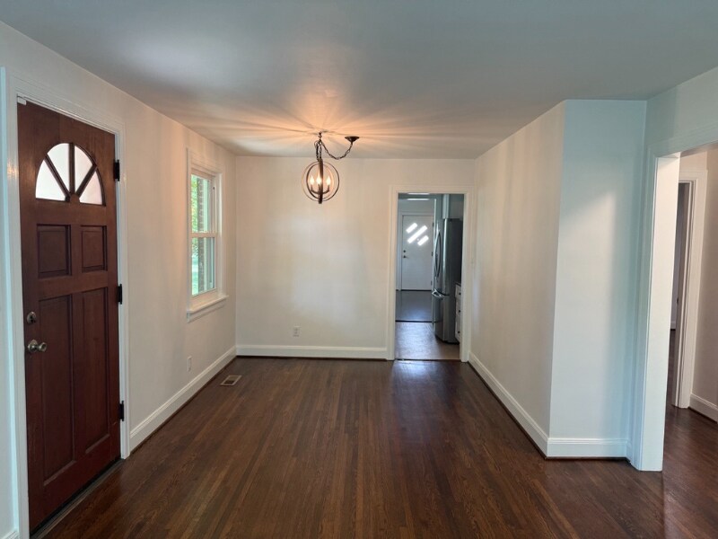 Building Photo - 2207 Pinewood Rd