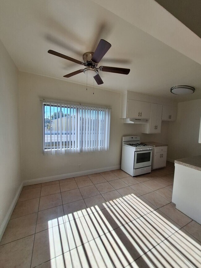 Building Photo - 532 W Olive