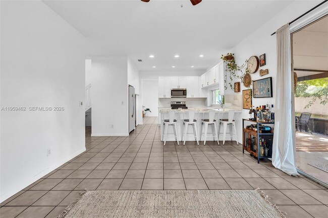 Building Photo - 2927 Bogota Ave