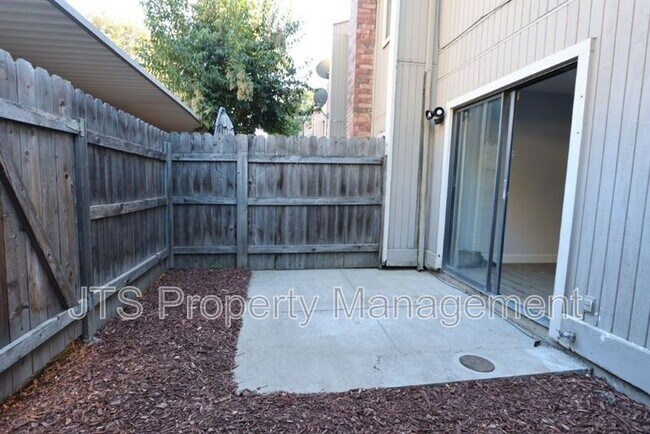 Building Photo - 45 Derow Ct