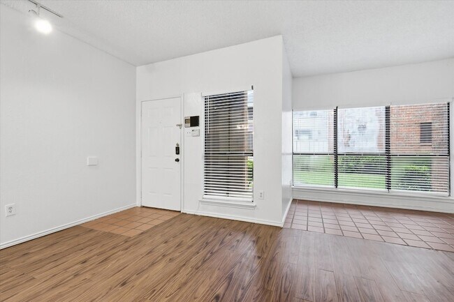 Building Photo - 9600 Royal Ln