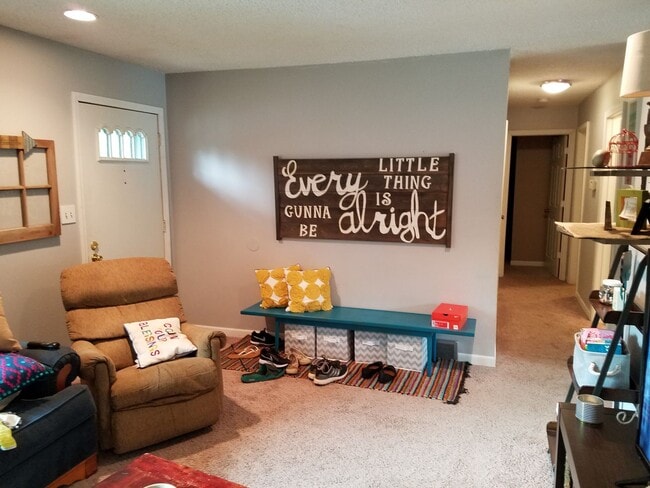 Building Photo - Cedar Falls House Available June 1st