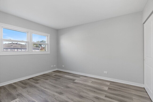 Building Photo - 1311 Kingsbury Dr