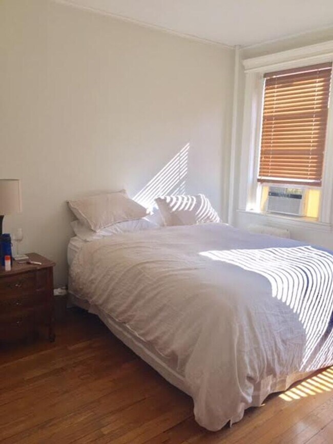 Building Photo - Bright & Spacious 3-Bedroom on Newbury Str...