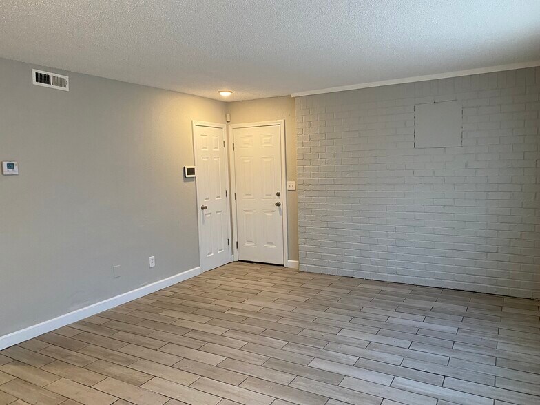 Building Photo - 21 Judson Cv