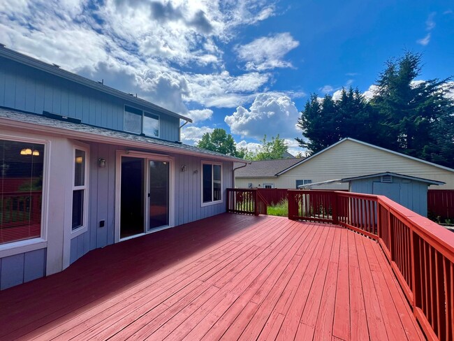 Building Photo - Spacious 4 BD + Den