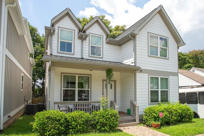 Building Photo - Beautiful Home in Nashville!