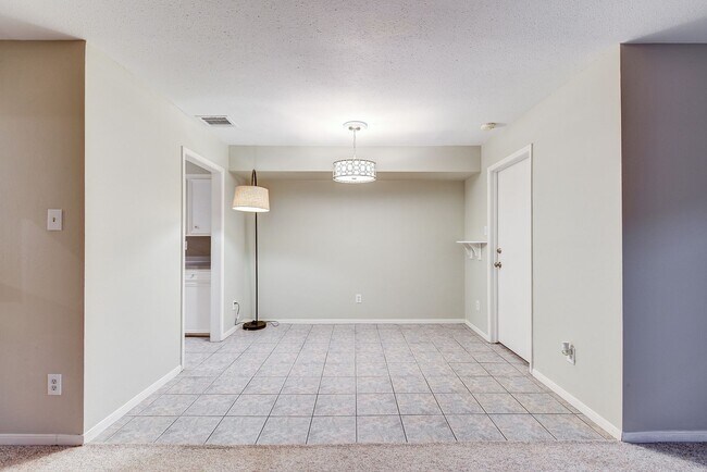 Building Photo - Charming 3-Bedroom Townhome in Prime Memor...