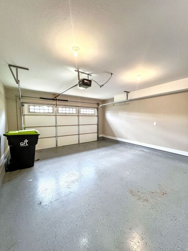 Building Photo - Spacious 3-Bedroom Home in a Prime Locatio...