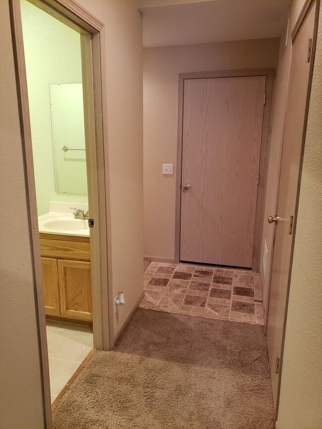 Building Photo - Beautiful Gardner Townhome-Available in MAY!!