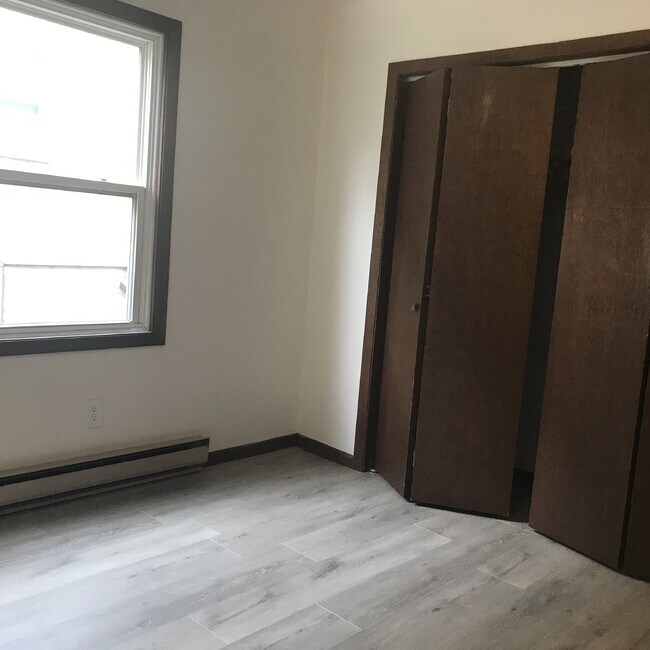 Building Photo - 2 Bedrooms, 1 Bathroom Northside Apartment - Close to River Prairie Center