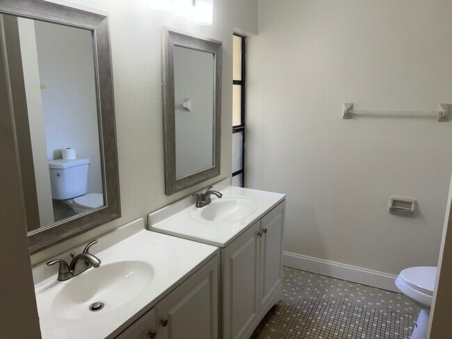 Building Photo - 442 Myrtlewood Rd