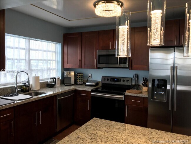 Building Photo - 1817 S Ocean Dr