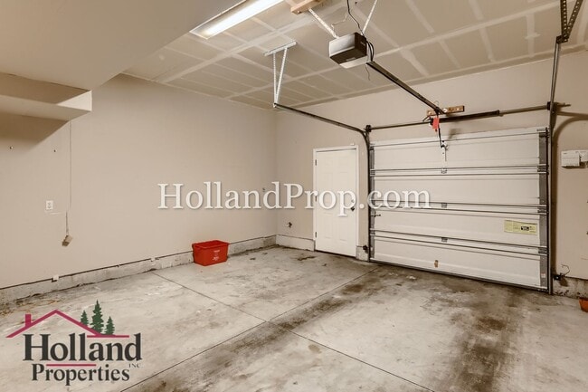 Building Photo - Stylish Townhome Near MAX, Nike & Costco in Prime Beaverton Location