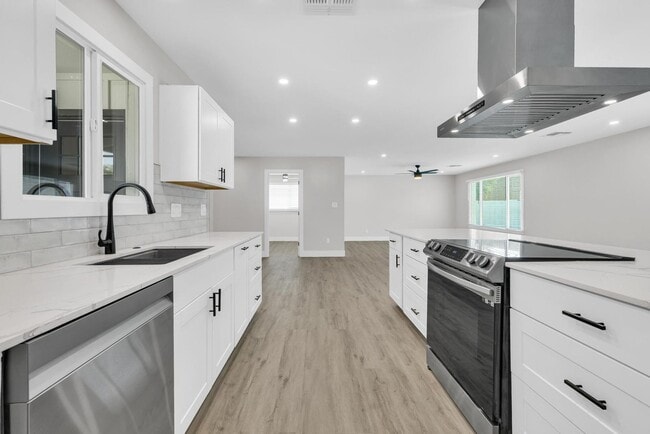 Building Photo - 6 BED/4 BATH Complete remodel with backyard pool & bar