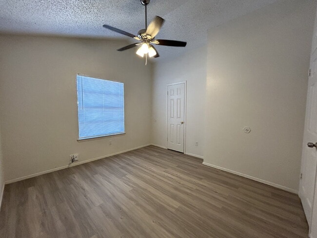 Building Photo - Spacious 2-bedroom duplex in vibrant Lubbock!