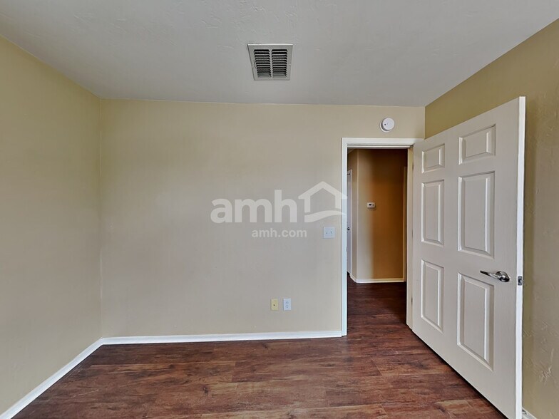 Building Photo - 6467 S Sunrise Valley Dr