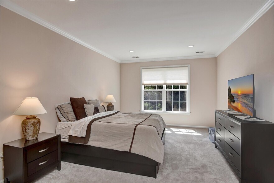 Building Photo - 594 Saint Andrews Pl