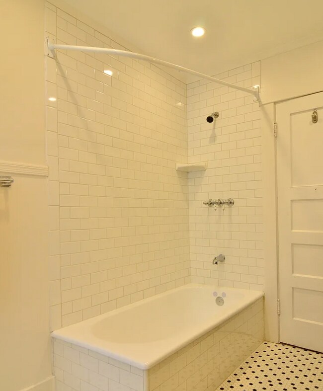 Building Photo - 1020 Havenhurst Dr