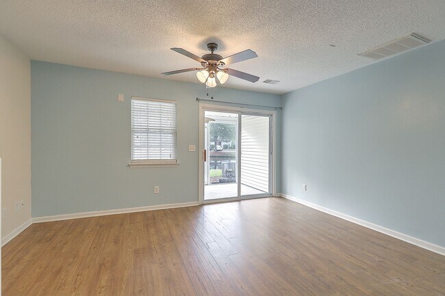 Building Photo - Move in Ready Townhouse in Summer Wood!