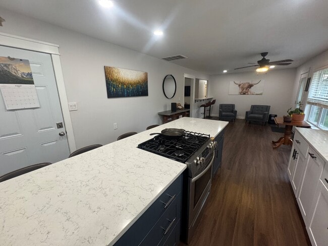 Building Photo - 303 E Broadmoor St