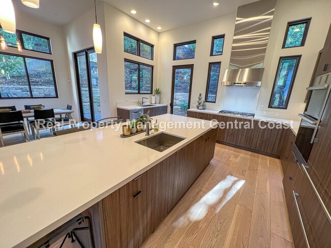 Building Photo - AVAILABLE JANUARY - Fully Furnished Modern...