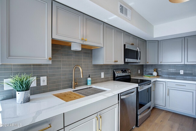 Building Photo - 2514 N 60th Pl