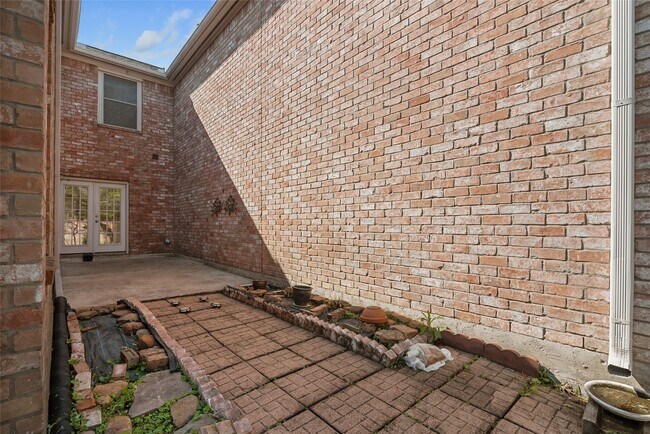 Building Photo - 1014 Enclave Square N