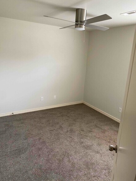 Building Photo - 918 Oakwood Ln