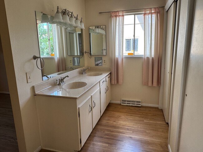 Building Photo - 4 Bedroom, 2 Bathroom Home near Louisiana & Osuna